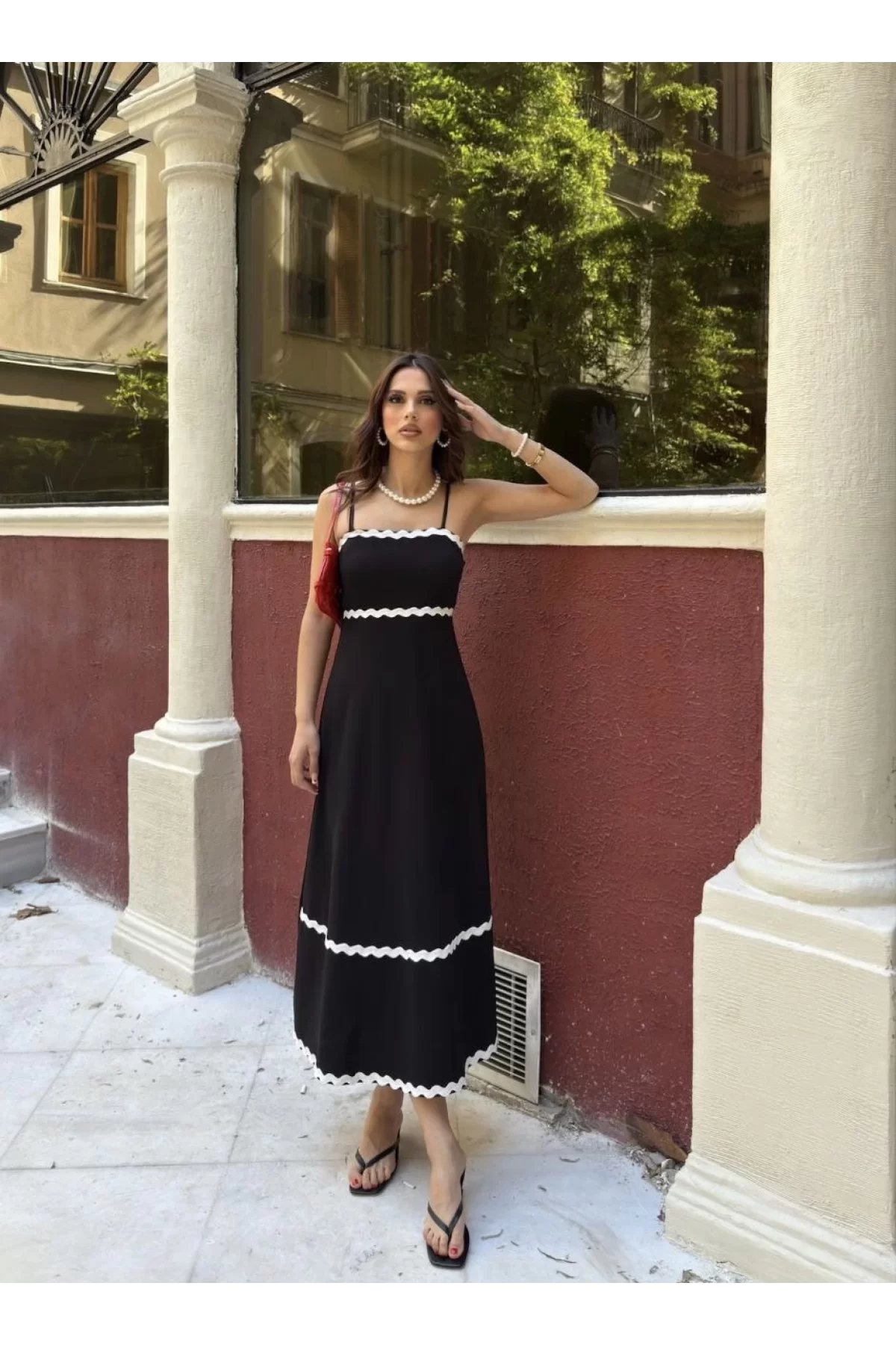 Askılı Uzun Şerit Detaylı Şık ve Rahat Elbise - Siyah
