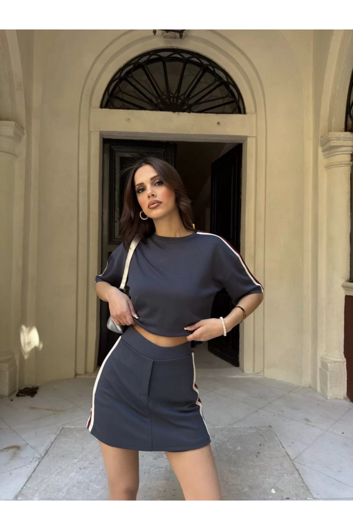 yumuşak dokulu Kumaş Kadın Parçalı Bisiklet Yaka T-shirt Mini Şortlu Etek İkili Takım - Füme