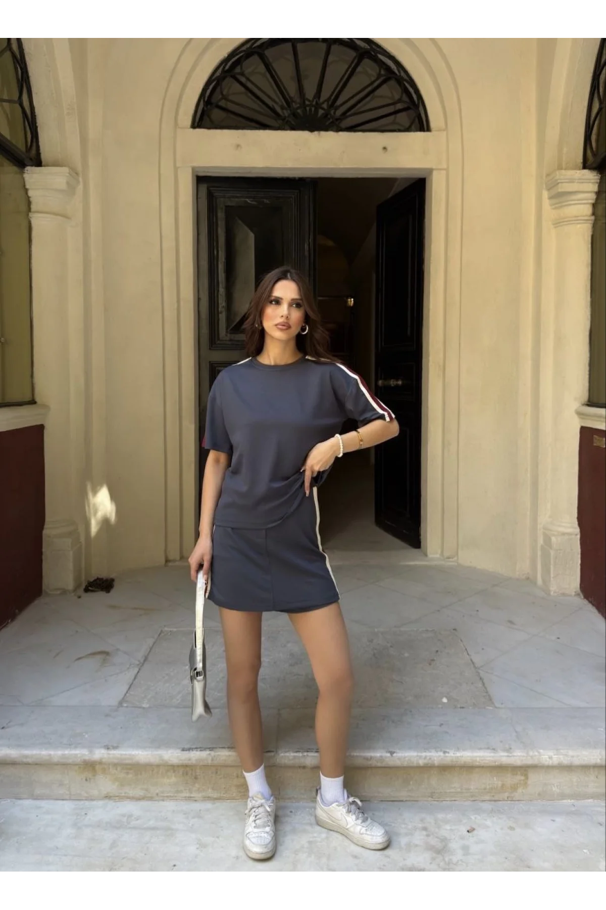 yumuşak dokulu Kumaş Kadın Parçalı Bisiklet Yaka T-shirt Mini Şortlu Etek İkili Takım - Füme